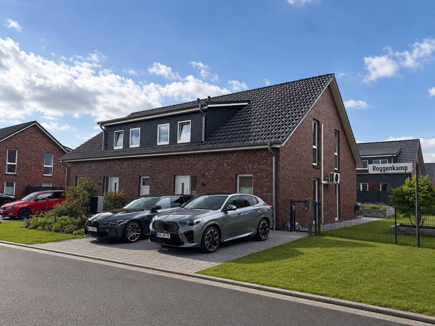 Straßenansicht eines baugleichen Doppelhauses mit Stellplätzen
